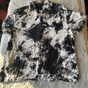 No Boundaries Black and White Abstract Shirt Size XL